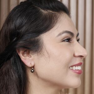 Arete dorado con flor negra
