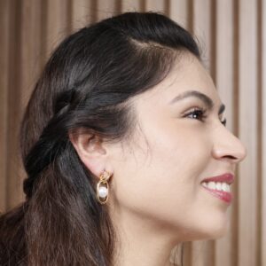 Arete dorado con perla blanca largo