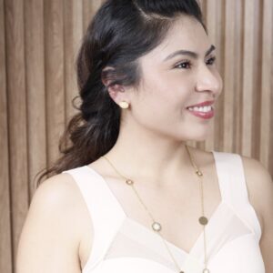 Set de arete con collar dorado con blanco