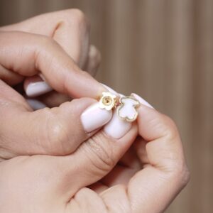Aretes dorado con blanco
