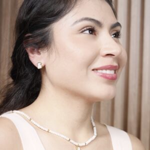 Set  de arete y collar blanco con dorado