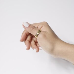 Anillo dorado con zirconias