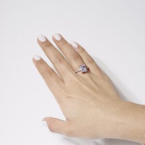 Anillo plateado con zirconias en forma de rectangulo