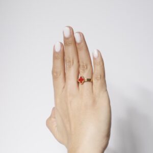 Anillo trebol rojo