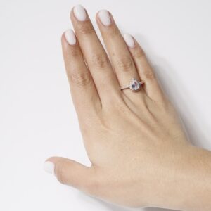 Anillo de zirconias en forma de gota