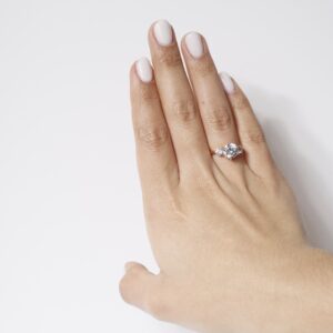 Anillo rose gold con 2 zirconias mediana y una mas grande