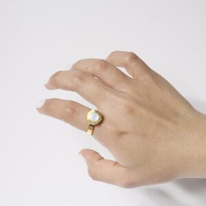 Anillo dorado con marmol blanco