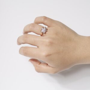 Anillo rose gold en forma de rosa con zirconias