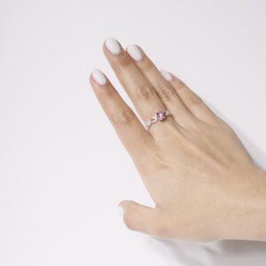 Anillo de plata con piedra rosa con zirconias