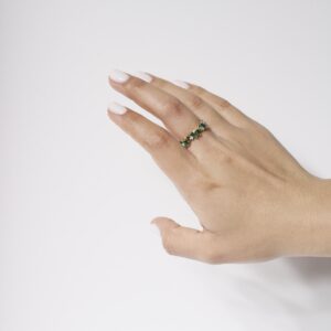Anillo con zirconias verdes y blancas