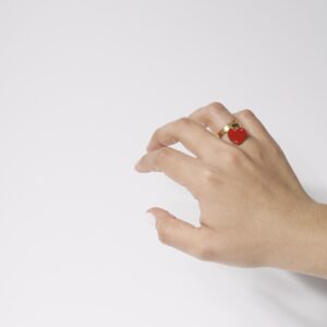 Anillo dorado con corazón rojo