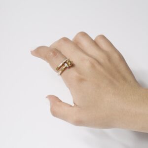 Anillo dorado con zirconias entrelazado y un corazon al final
