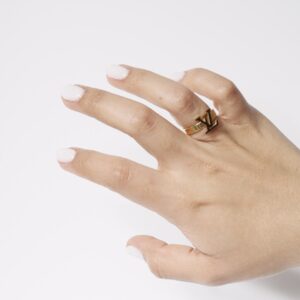 Anillo dorado LV