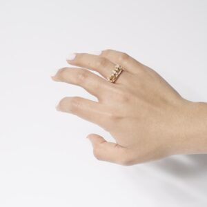Anillo dorado con perlas y zirconias