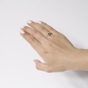 Anillo dorado con zirconia blanca y corazon verde
