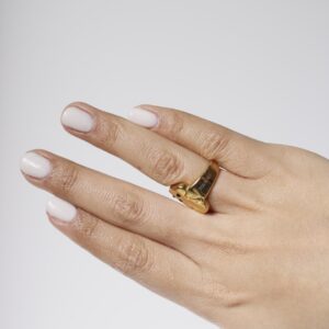 Anillo dorado grabado