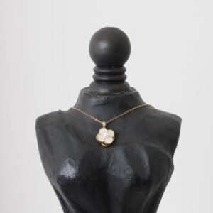 Cadena dorada de flor con una pequeña perla dentro giratoria