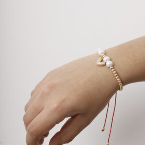 Pulsera de perlas con un corazon con zirconias de liston