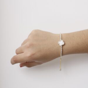 Pulsera de zirconias con un trebol de cuarzo blanco en medio giratorio
