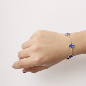 Pulsera dorada con flores azules