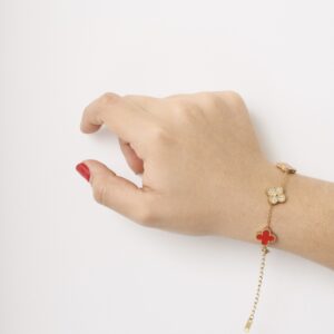Pulsera dorada con flores rojas y zirconias