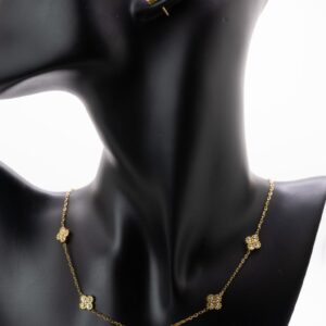 Set dorado con pequeñas flores con pedrería inspiración