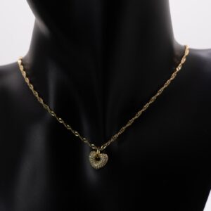 Set dorado con pedrería y baño de oro 18k con un corazón