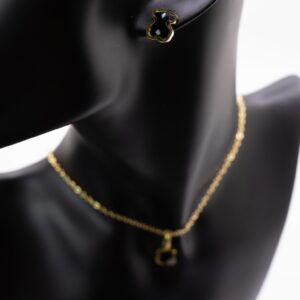 Set dorado con dije negro inspiración
