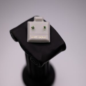 Broquel de oro 10k con zirconia verde en forma de corazon y biscelado alrededor